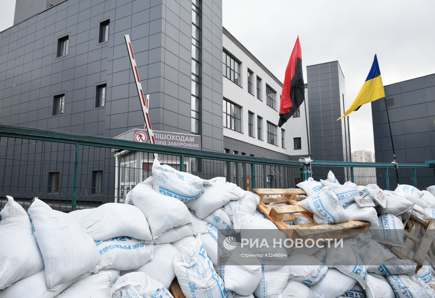Радикалы заблокировали здание телеканала NewsOne в Киеве