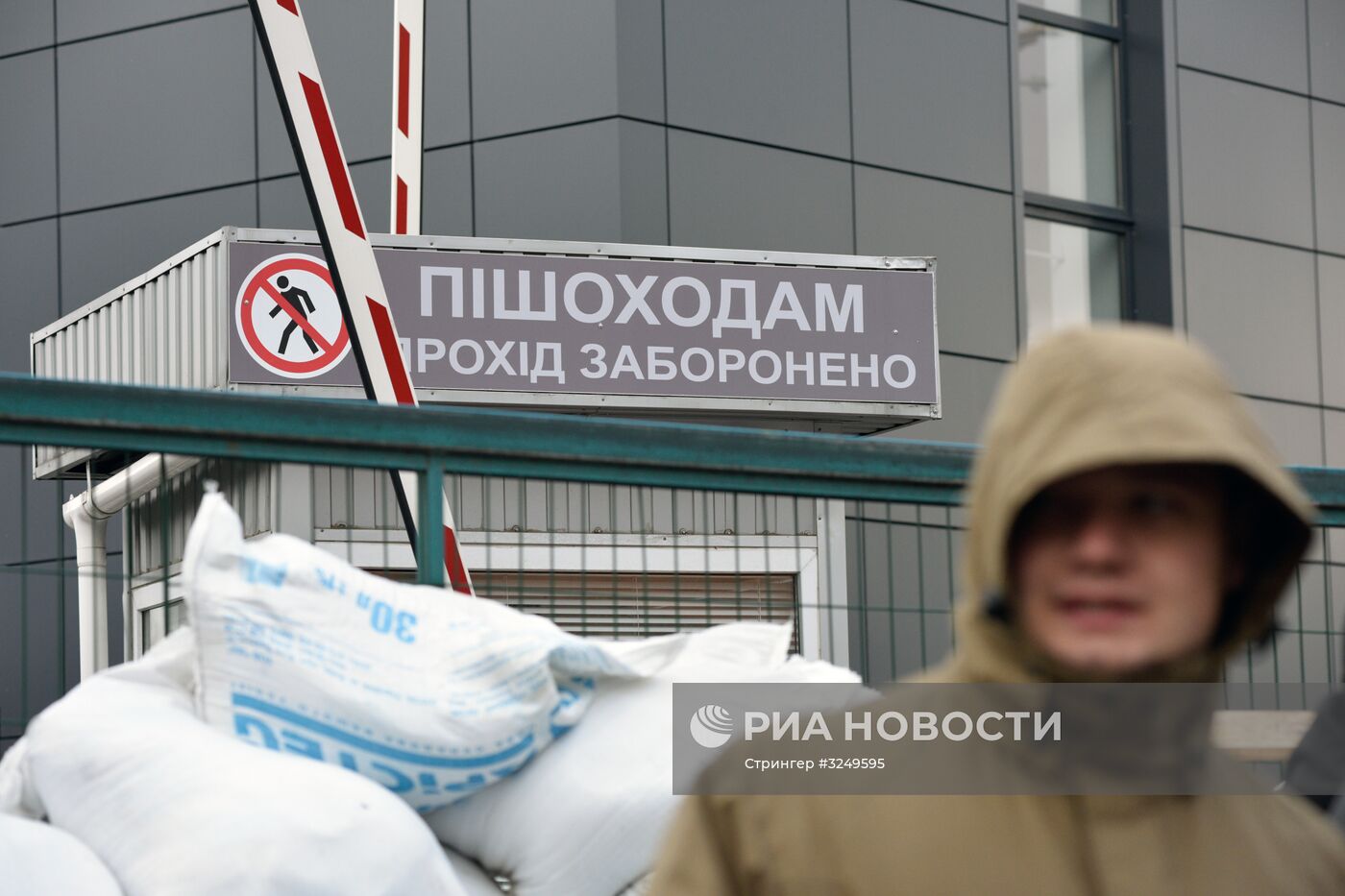 Радикалы заблокировали здание телеканала NewsOne в Киеве
