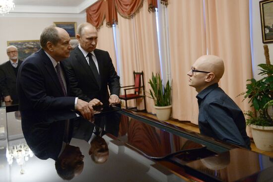 Президент РФ В. Путин посетил Российскую государственную специализированную академию искусств