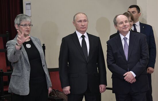 Президент РФ В. Путин посетил Российскую государственную специализированную академию искусств