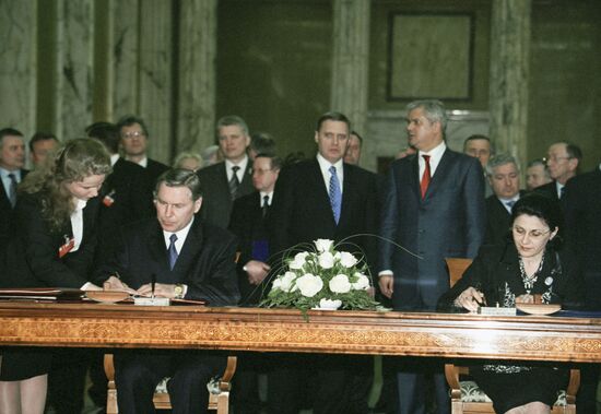 Визит премьер-министра РФ М.Касьянова в Румынию