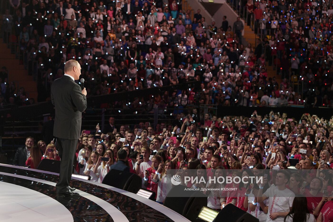 Президент РФ В. Путин принял участие в церемонии вручения премии "Доброволец России - 2017"