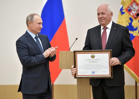 Президент РФ В. Путин вручил государственные награды сотрудникам ГК "Ростех"