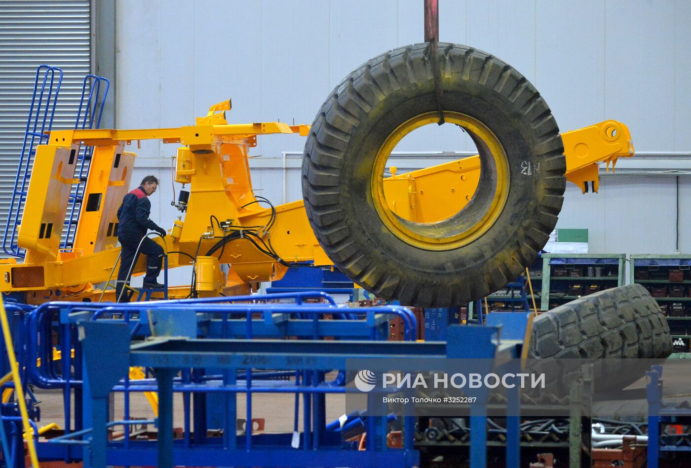 Производство большегрузных самосвалов на заводе БелАЗ