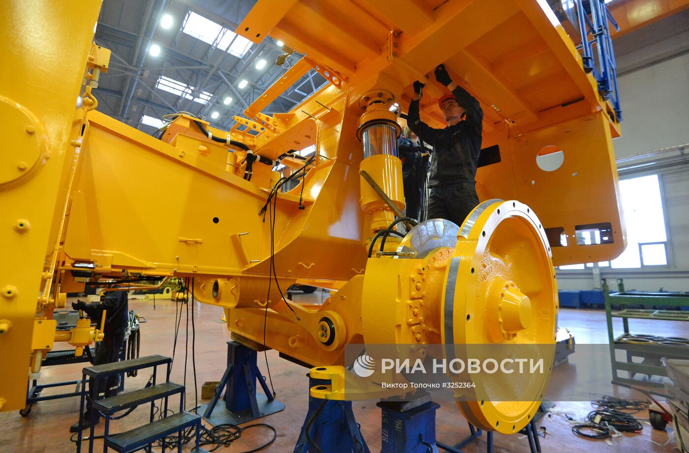 Производство большегрузных самосвалов на заводе БелАЗ