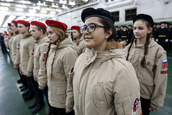 Вступление школьников Мурманской области в ряды "Юнармии" на борту крeйсера "Адмирал Флота Советского Союза Кузнецов"