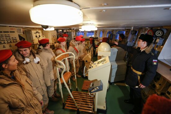 Принятие школьников Мурманской области в ряды "Юнармии" на борту крeйсера "Адмирал Флота Советского Союза Кузнецов"
