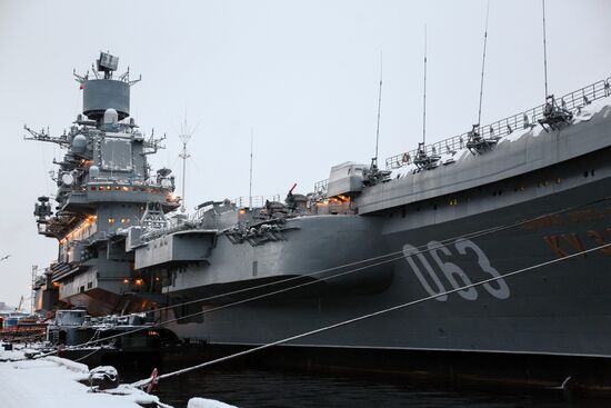 Принятие школьников Мурманской области в ряды "Юнармии" на борту крeйсера "Адмирал Флота Советского Союза Кузнецов"