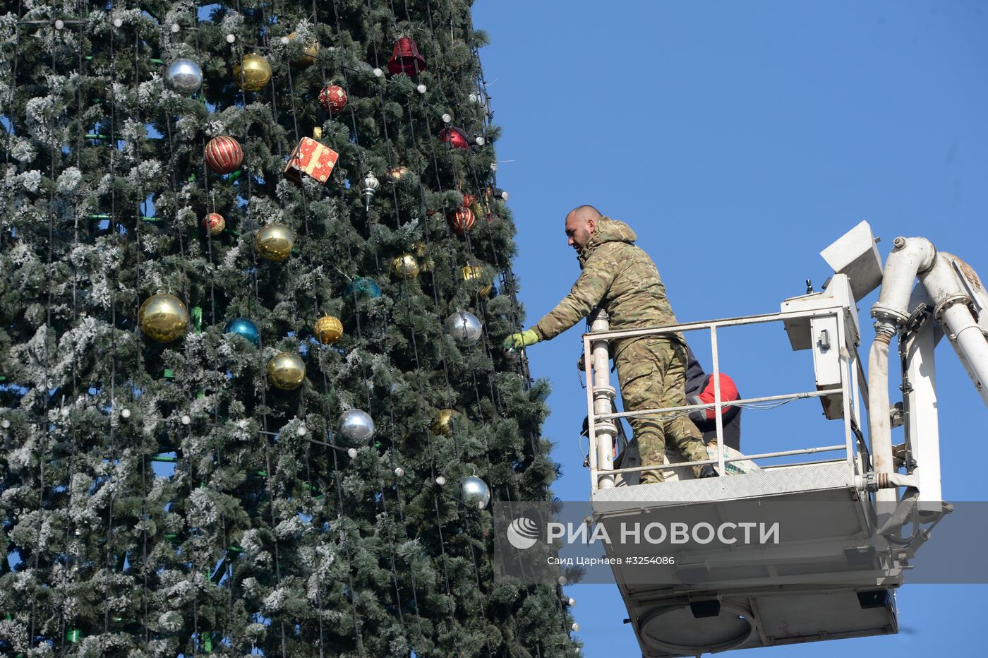 Украшение новогодней елки в Грозном