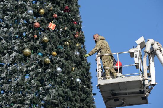 Украшение новогодней елки в Грозном