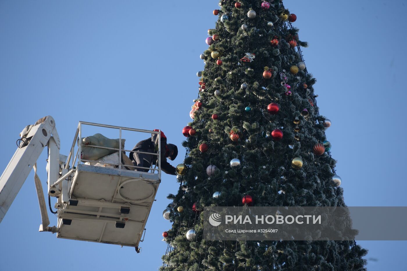 Украшение новогодней елки в Грозном