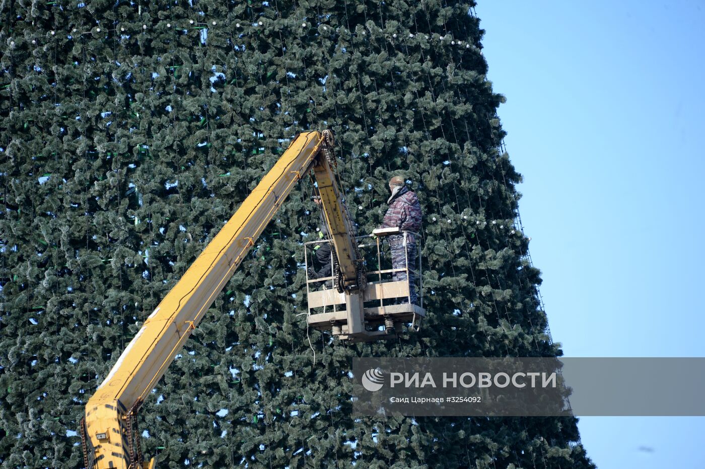 Украшение новогодней елки в Грозном