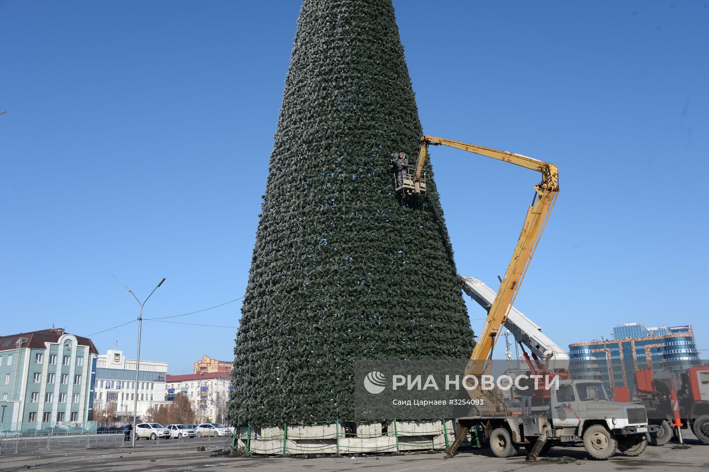 Украшение новогодней елки в Грозном