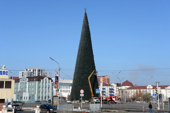 Украшение новогодней елки в Грозном