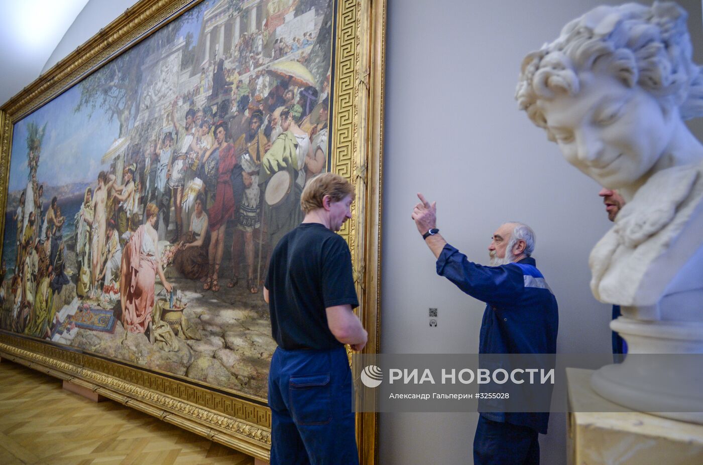 Демонтаж и перенос картины "Фрина на празднике Посейдона" в Русском музее