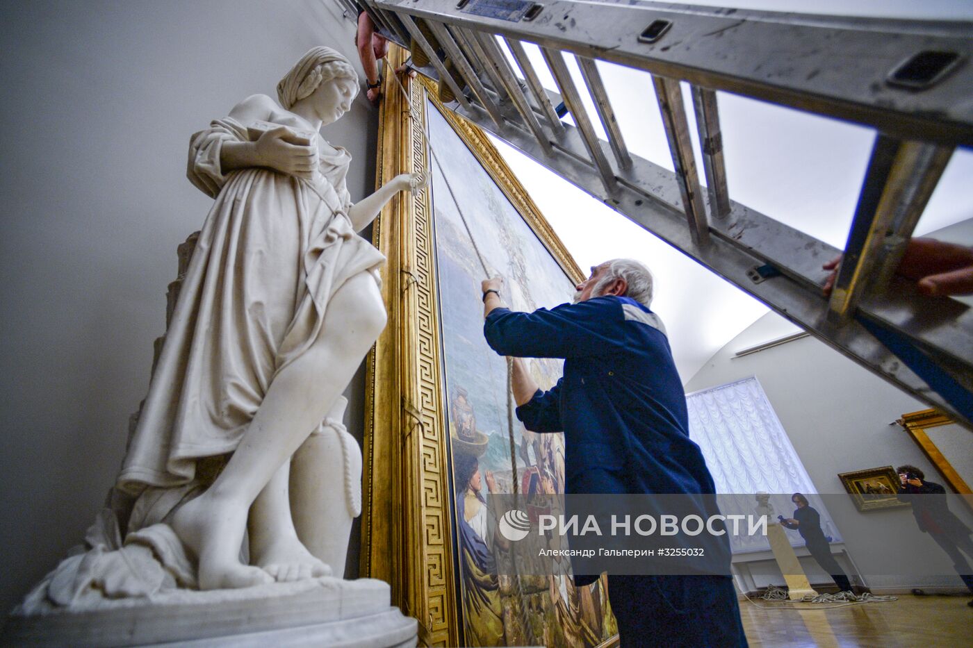 Демонтаж и перенос картины "Фрина на празднике Посейдона" в Русском музее