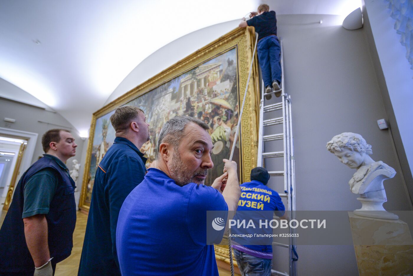 Демонтаж и перенос картины "Фрина на празднике Посейдона" в Русском музее