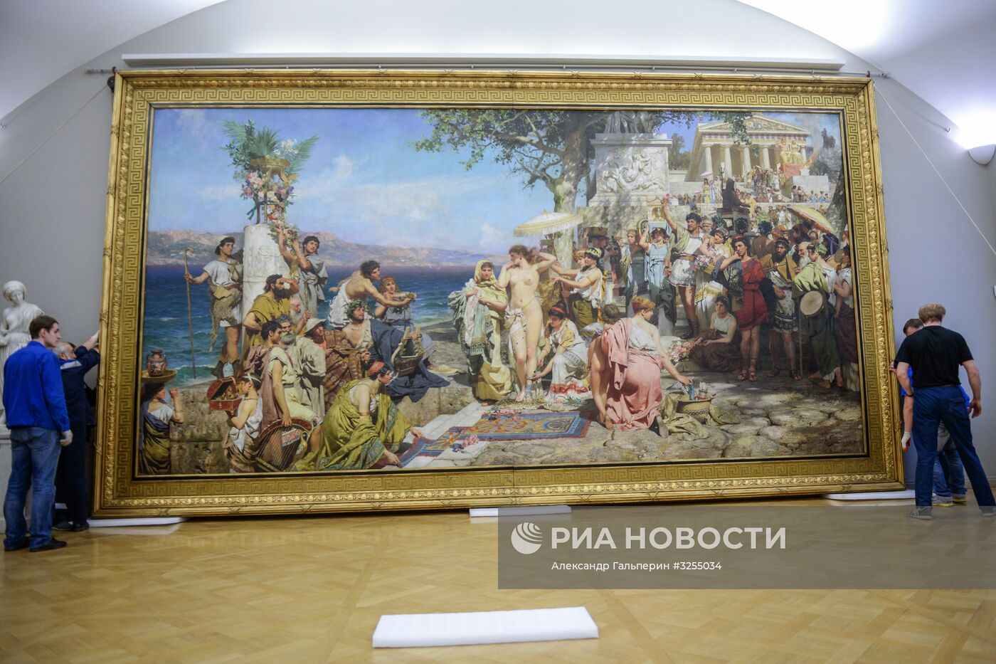 Демонтаж и перенос картины "Фрина на празднике Посейдона" в Русском музее