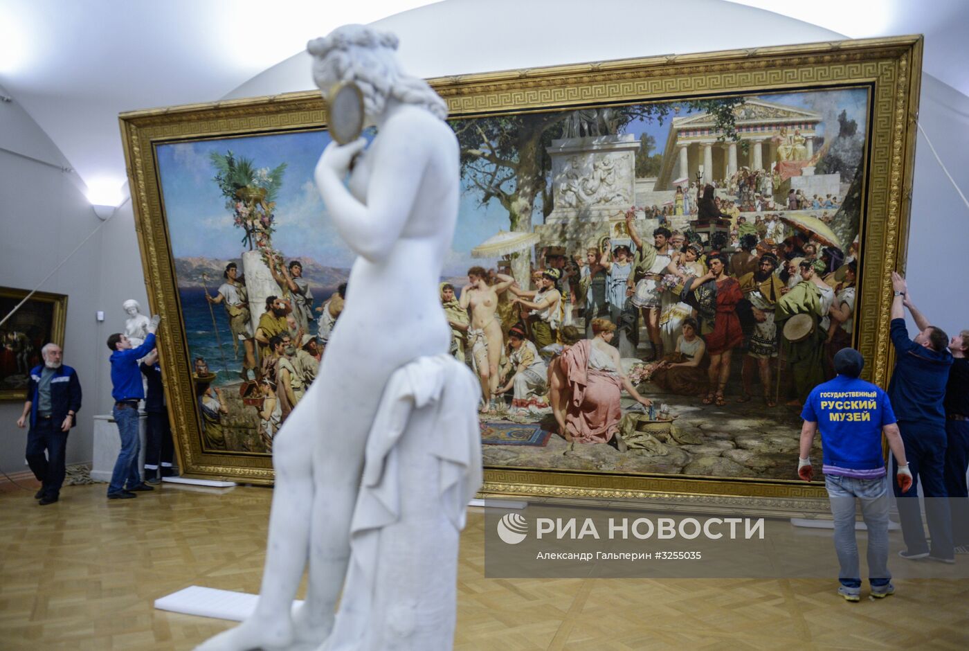 Демонтаж и перенос картины "Фрина на празднике Посейдона" в Русском музее