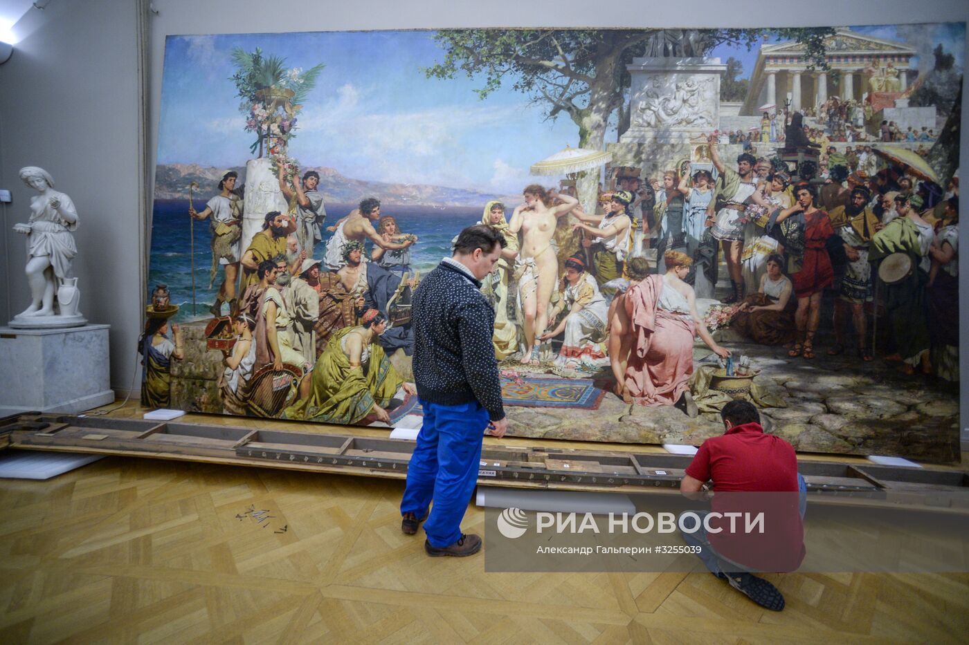Демонтаж и перенос картины "Фрина на празднике Посейдона" в Русском музее