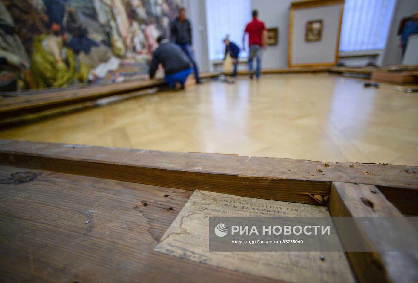 Демонтаж и перенос картины "Фрина на празднике Посейдона" в Русском музее