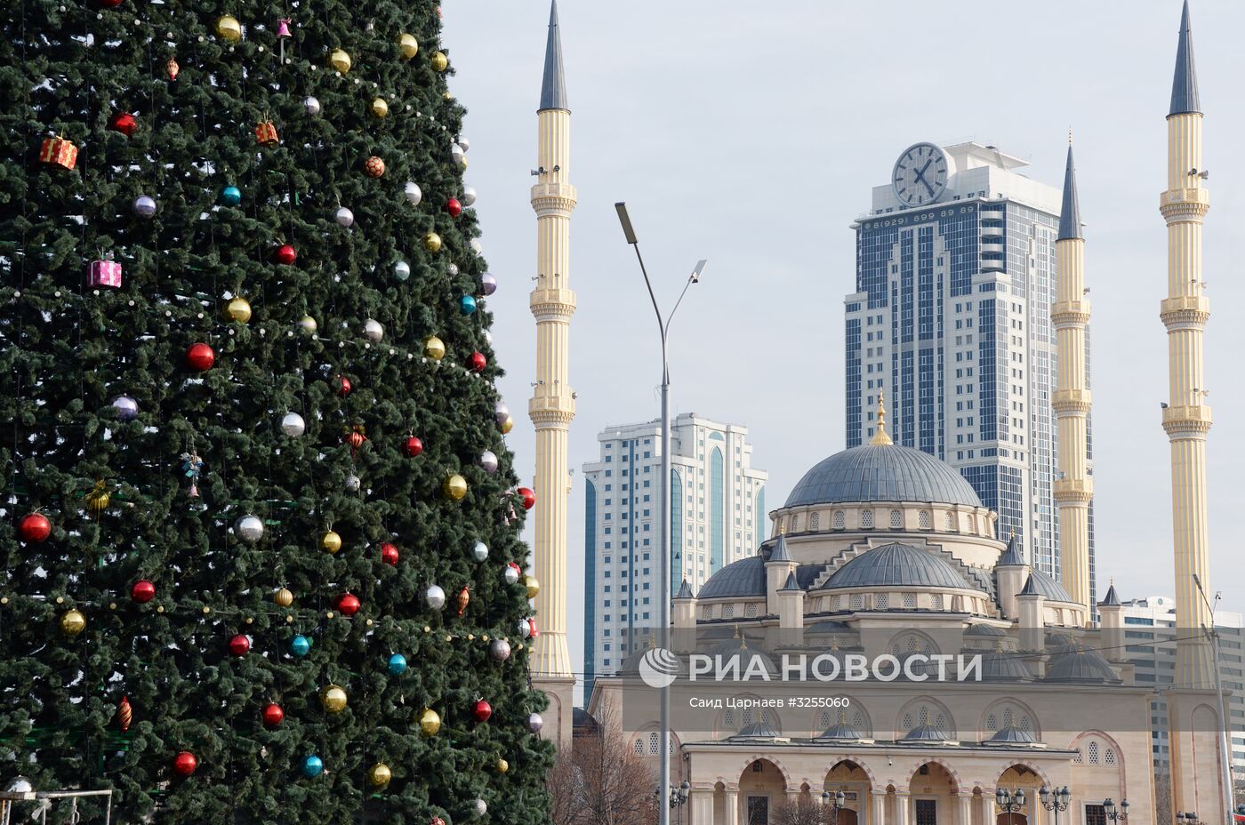 Украшение новогодней елки в Грозном