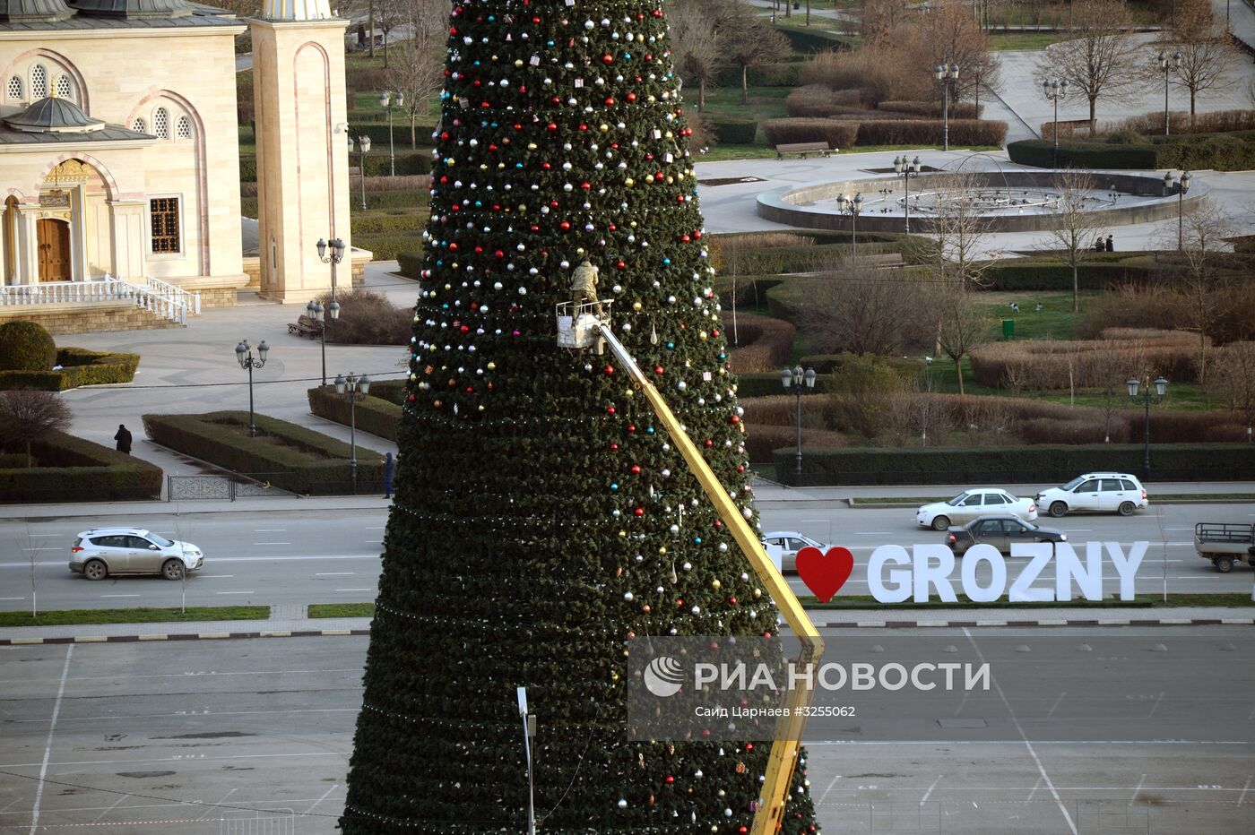 Украшение новогодней елки в Грозном