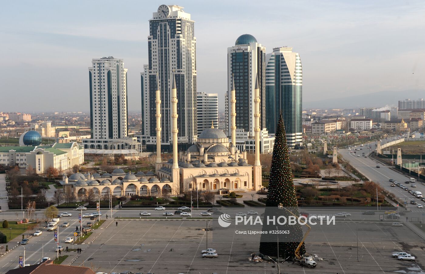 Украшение новогодней елки в Грозном