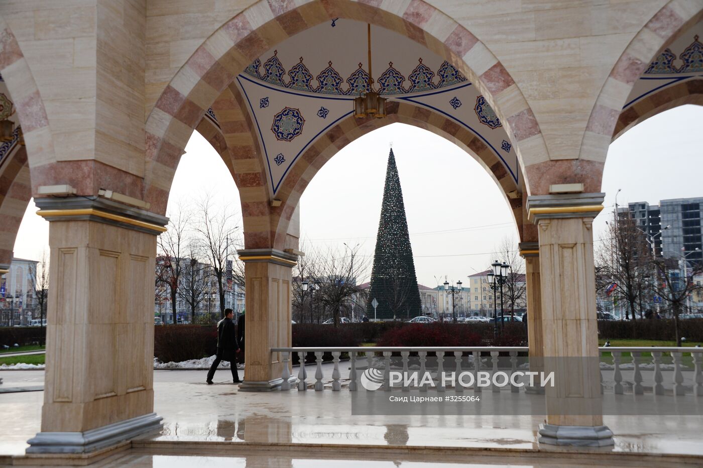 Украшение новогодней елки в Грозном