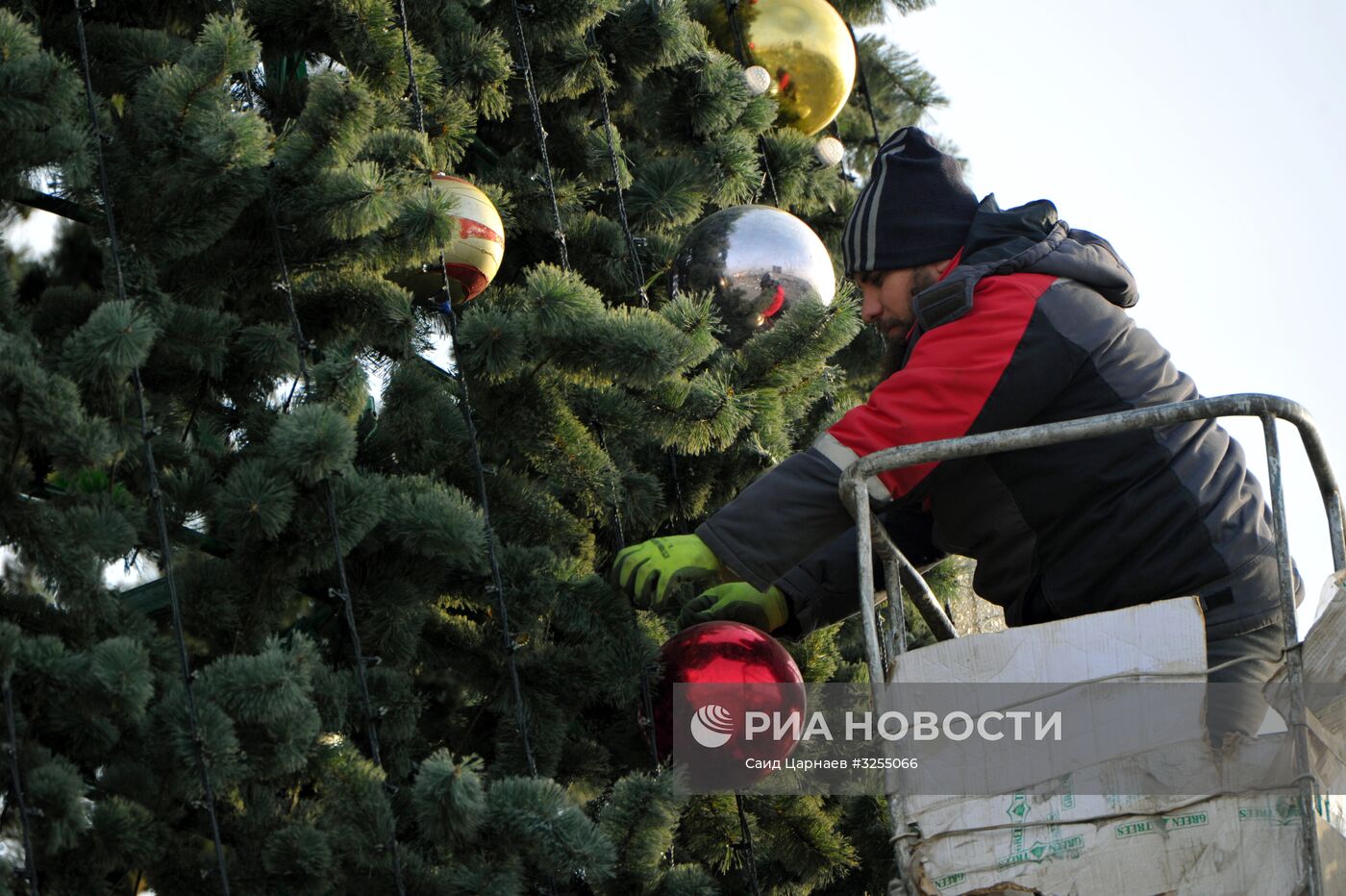 Украшение новогодней елки в Грозном