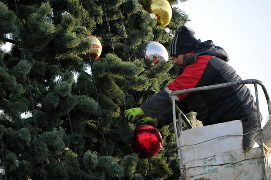 Украшение новогодней елки в Грозном
