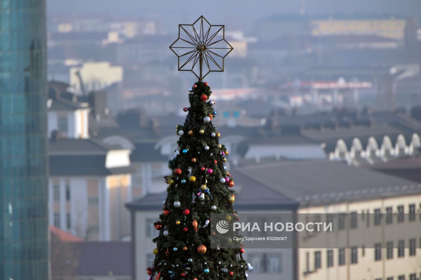 Украшение новогодней елки в Грозном