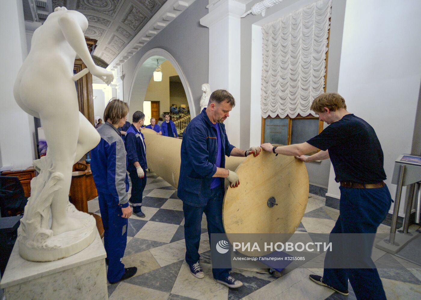 Демонтаж и перенос картины "Фрина на празднике Посейдона" в Русском музее