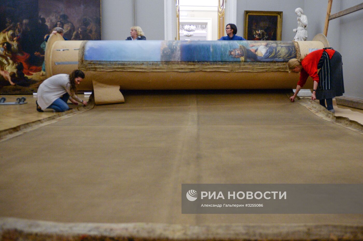 Демонтаж и перенос картины "Фрина на празднике Посейдона" в Русском музее