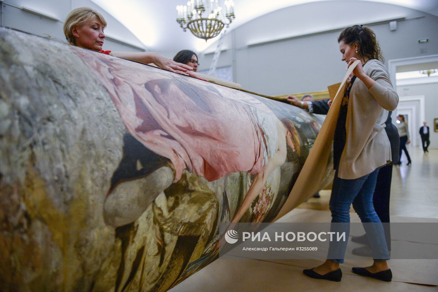 Демонтаж и перенос картины "Фрина на празднике Посейдона" в Русском музее