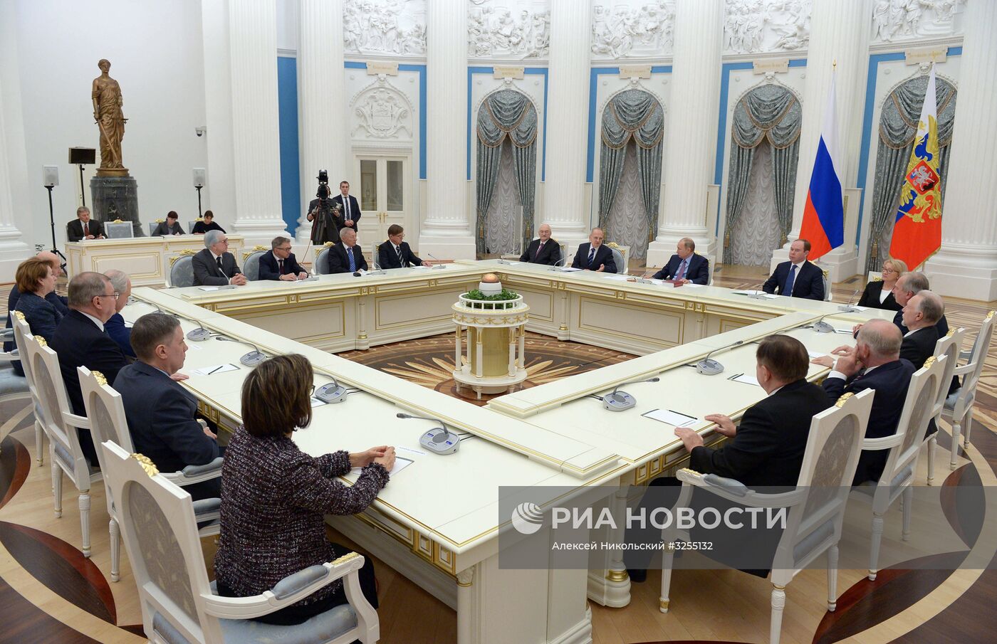 Президент РФ В. Путин провел встречу с судьями Конституционного суда РФ