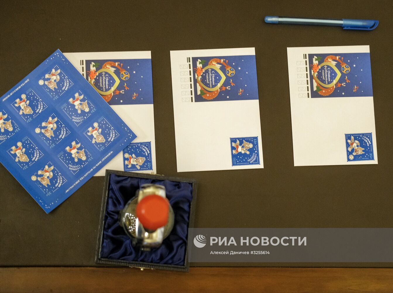 Спецгашение почтовой марки "С Новым годом! Талисман чемпионата мира по футболу 2018 в России"
