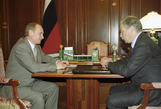 Президент РФ В.Путин и министр МВД РФ Б.Грызлов