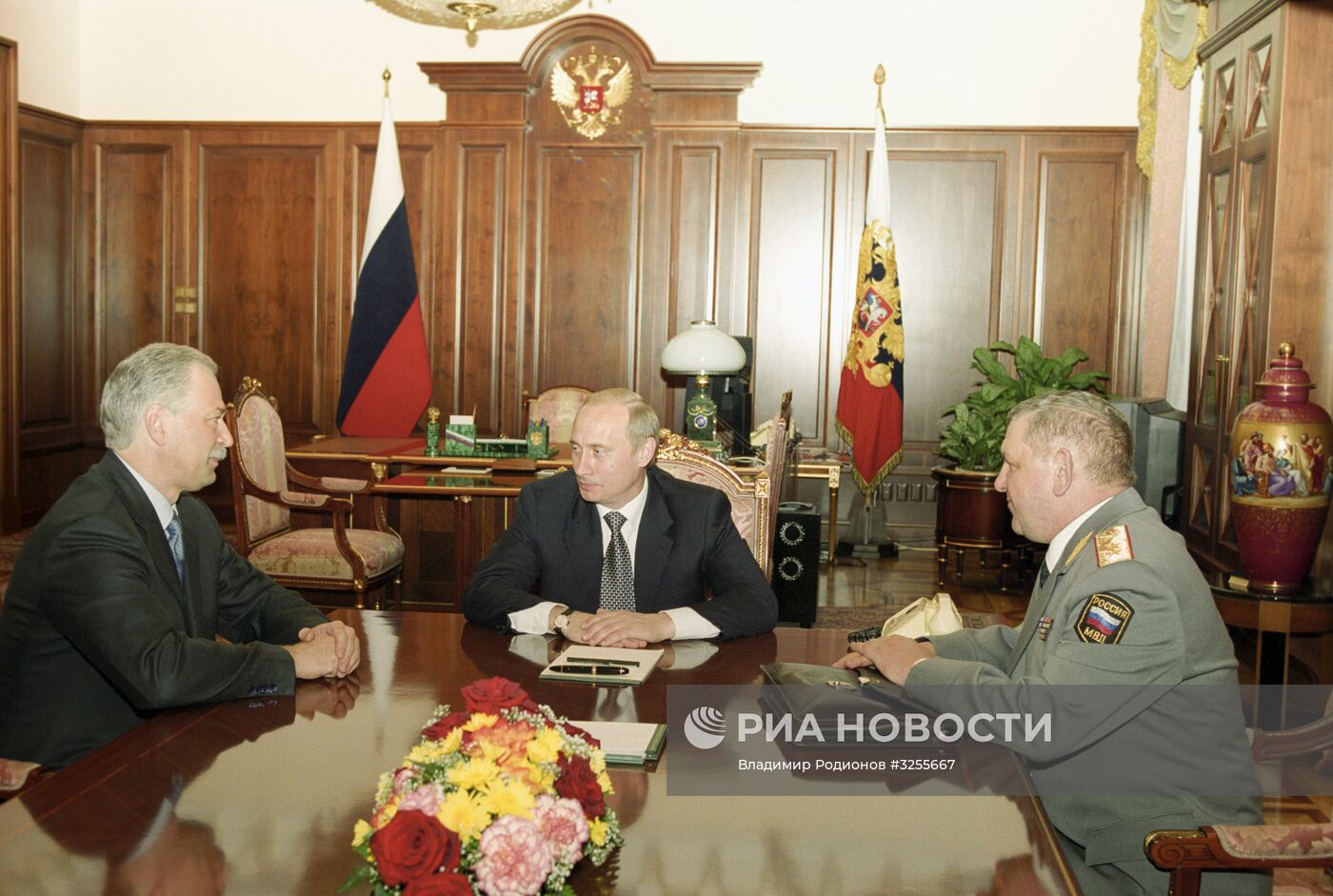 Президент РФ В.Путин, глава МВД Б.Грызлов и глава ГИБДД В.Федоров