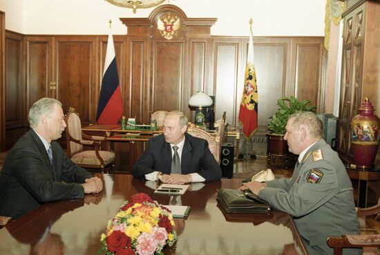 Президент РФ В.Путин, глава МВД Б.Грызлов и глава ГИБДД В.Федоров