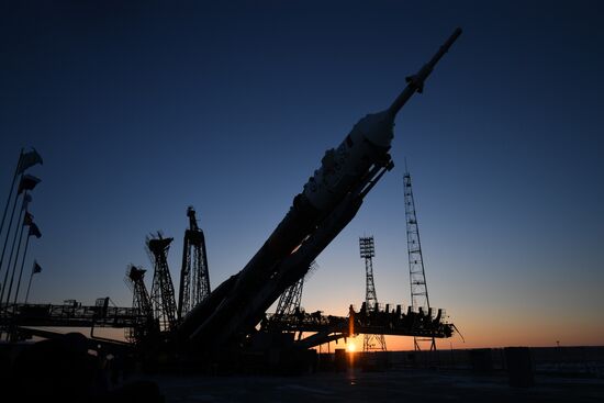 Вывоз ракеты-носителя "Союз-ФГ" с ТПК "Союз МС-07" на стартовую площадку