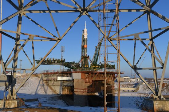 Вывоз ракеты-носителя "Союз-ФГ" с ТПК "Союз МС-07" на стартовую площадку