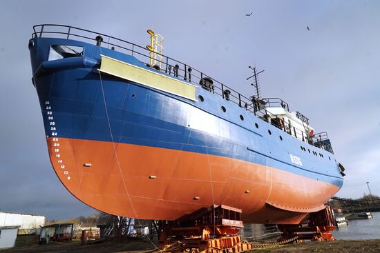 Новое рыболовецкое судно спустили на воду в Калининградской области