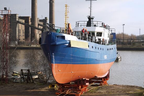 Новое рыболовецкое судно спустили на воду в Калининградской области