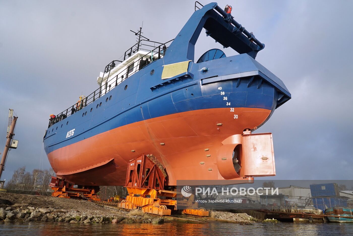 Новое рыболовецкое судно спустили на воду в Калининградской области