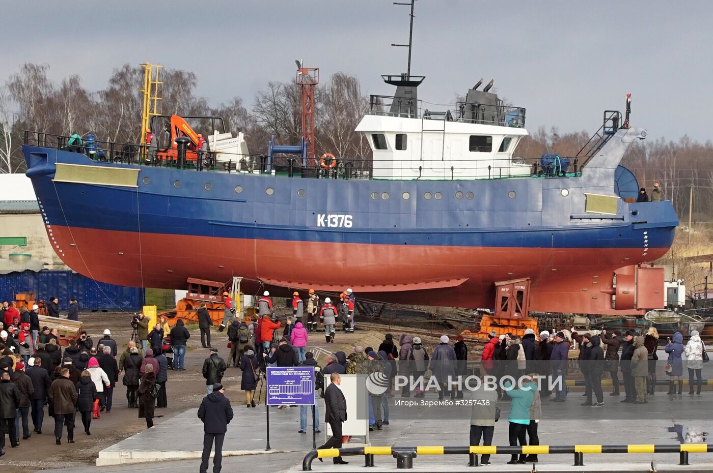 Новое рыболовецкое судно спустили на воду в Калининградской области