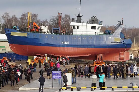 Новое рыболовецкое судно спустили на воду в Калининградской области