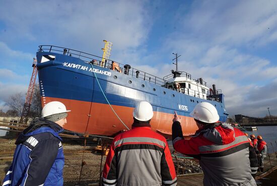 Новое рыболовецкое судно спустили на воду в Калининградской области