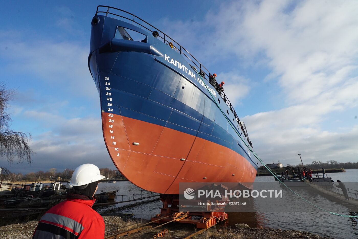 Новое рыболовецкое судно спустили на воду в Калининградской области