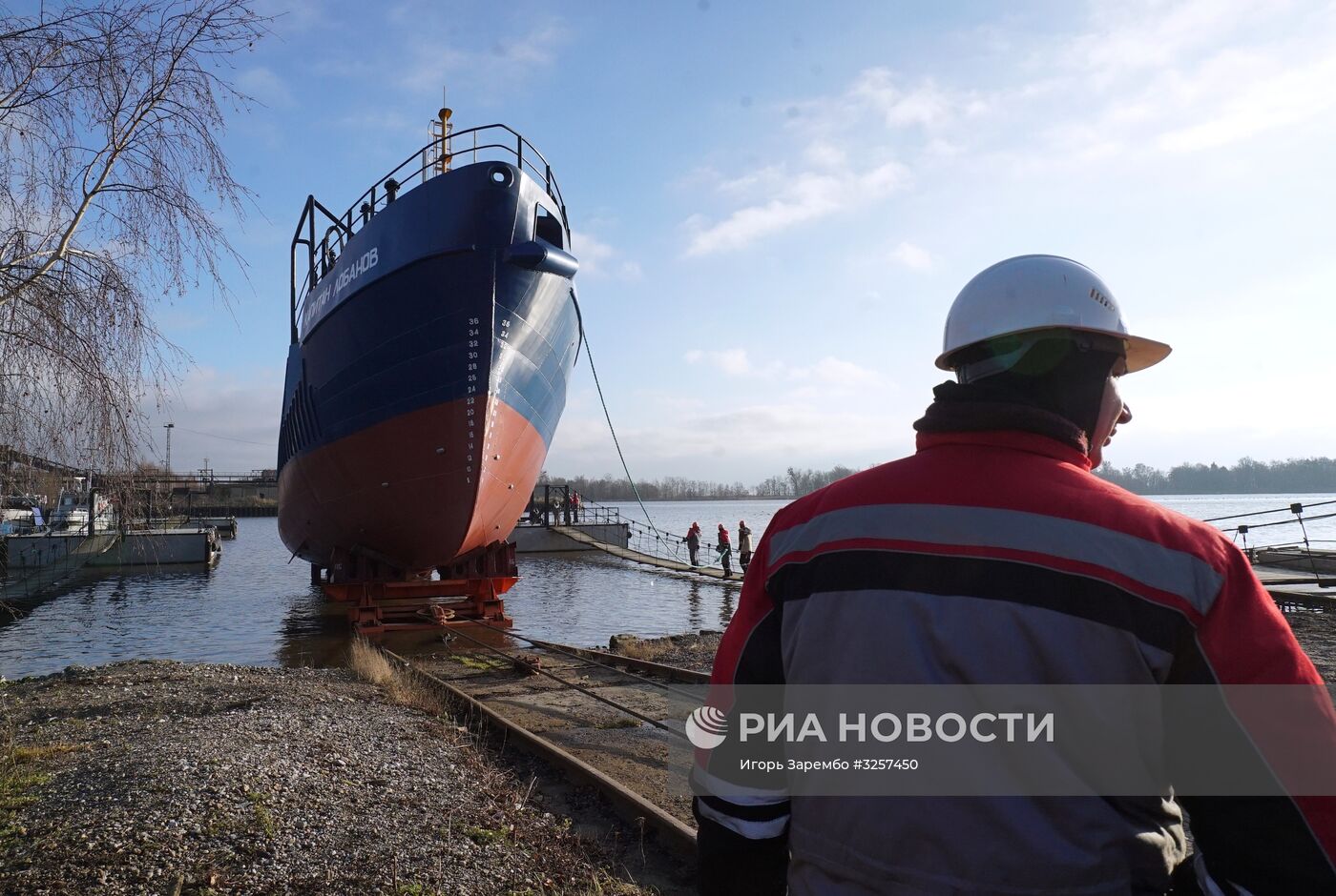 Новое рыболовецкое судно спустили на воду в Калининградской области